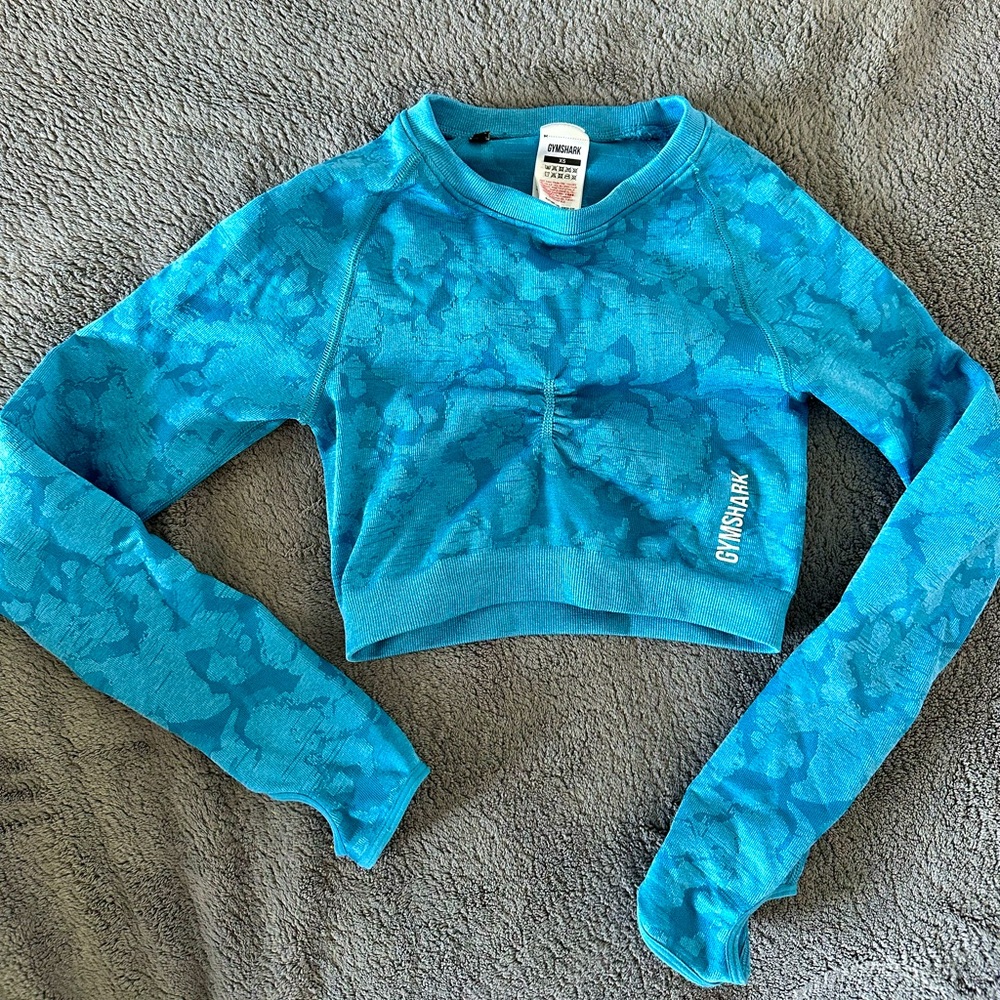 XS gymshark cropped long sleeve compression shirt